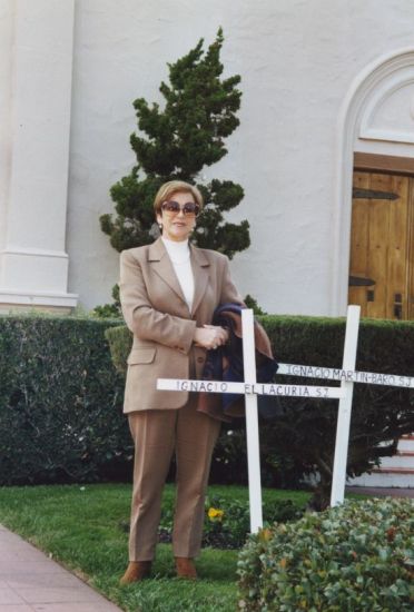 Victoria L&oacute;pez Alonso en la Universidad de Santa Clara, California ante el jard&iacute;n de recuerdo a los jesuitas asesinados en el Salvador